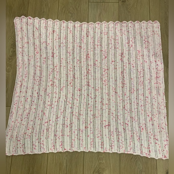 Beautiful soft pink crochet throw - Picture 1 of 4